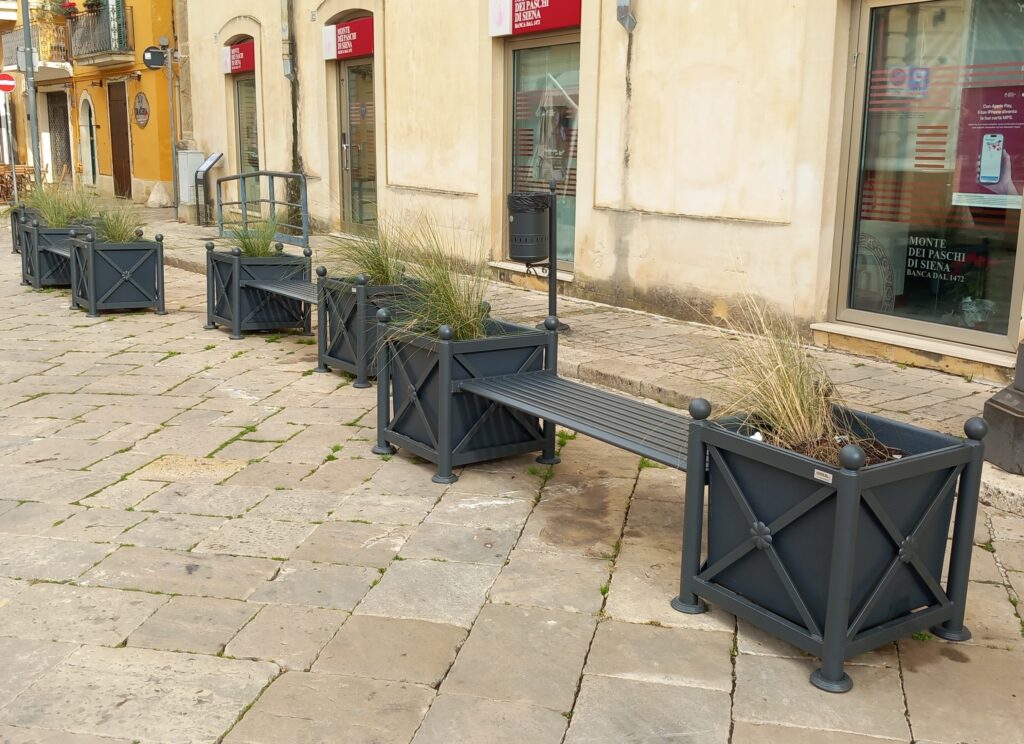 fornitura_composizione_panche_fioriere_centro_storico
