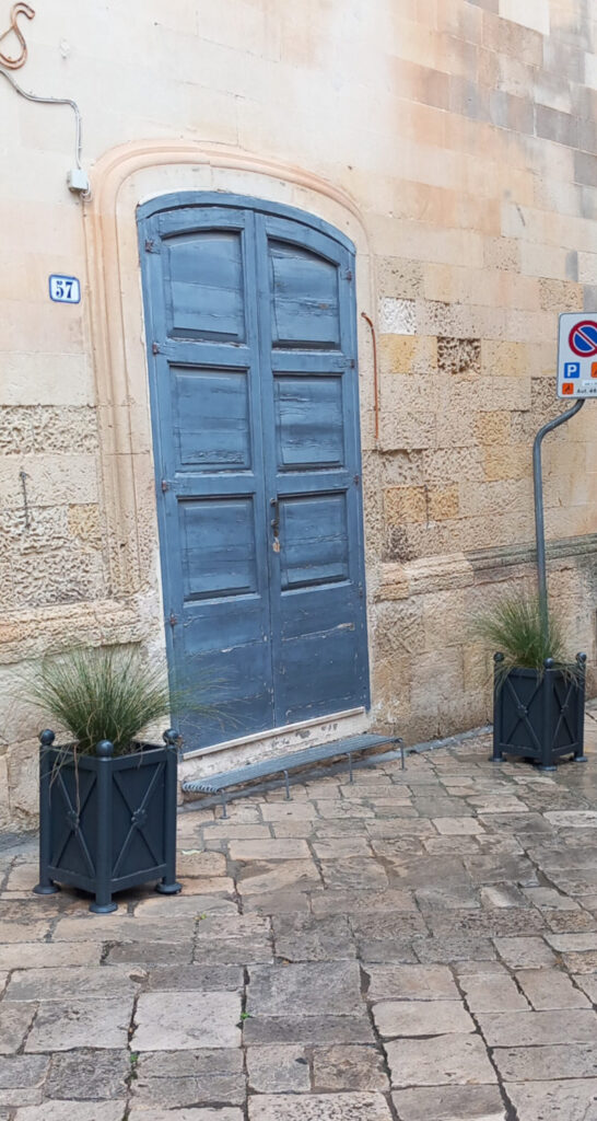 fornitura_fioriere_centro_storico_pomoli_artistiche_alte