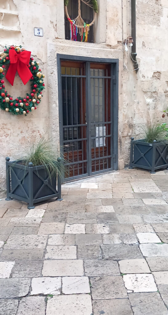 fornitura_fioriere_centro_storico_pomoli_artistiche_alte_design