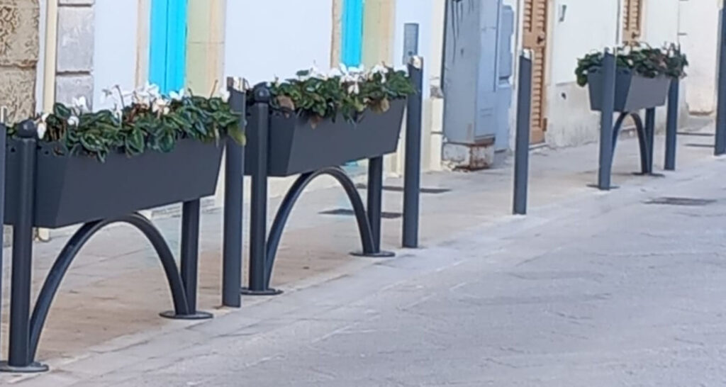 fornitura_transenna_con_fioriera_arredo_urbano_diso_arredo_design_laser