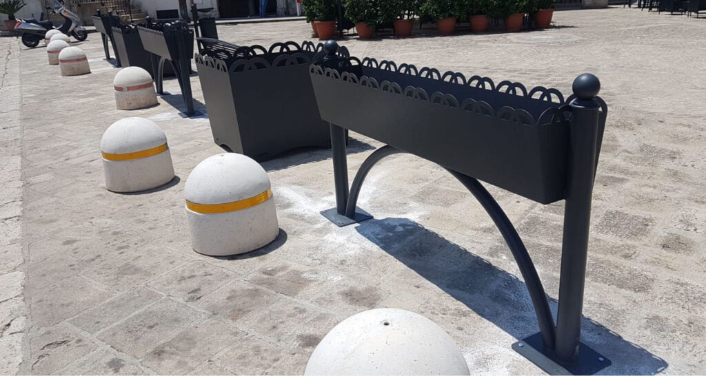 fornitura_transenna_con_fioriera_arredo_urbano_diso_arredo_design_laser_posacenere