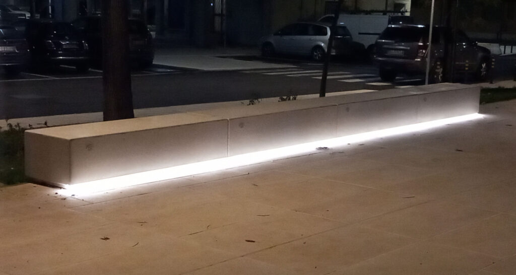 riqualificazione_quartiere_santa_rosa_lecce_panche_cemento_con_led